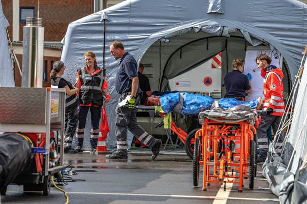 Abschlussübung Medizinische Task Force (MTF) Exercise 2026 (MTFEx2026) in Celle Blick in ein Behandlungszelt. Davor verläuft der Weg zwischen den Zelten. Ein neuer Patient wird per Trage zu einem Behandlungszelt gebracht. Celle-Scheuen Niedersächsisches Landesamt fü Niedersachsen, Landkreis Celle Germany *** Closing Exercise of the Medical Task Force (MTF) Exercise 2026 (MTFEx2026) in Celle; a view inside a treatment tent; in front of it, the path between the tents; a new patient is carried on a stretcher to a treatment tent; Celle, Scheuen; Lower Saxony State Office for Lower Saxony, Celle District, Germany