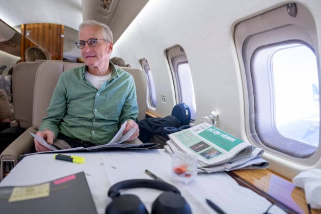 Store pa vei til Ukraina Rzeszow , Polen 20260822. Statsminister Jonas Gahr Store ombord i et innleid jetfly pa vei i Rzeszow i Polen for videre reise med nattoget til Kyiv i Ukraina. Foto: Javad Parsa NTB Rzeszow Polen DsEQYdRunmk EDITORIAL USE ONLY Ref:_BNC_POLDsEQYdRunmk.jpg *** Store on his way to Ukraine via Rzeszow, Poland 20260822 Prime Minister Jonas Gahr Store aboard a chartered jet in Rzeszow, Poland, en route to Kyiv, Ukraine, where he will continue his journey by night train. Photo by Javad Parsa, NTB, Rzeszow, Poland. DsEQYdRunmk EDITORIAL USE ONLY Ref BNC POLDsEQYdRunmk jpg  Copyright: xJavadxParsax xNTBx