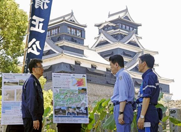 Japan top spokesman visits quake-hit Kumamoto Japanese Chief Cabinet Secretary Minoru Kihara (C) is briefed by Kumamoto Mayor Kazufumi Onishi (L) about damage to Kumamoto Castle during a visit to Kumamoto, southwestern Japan, on Aug. 22, 2026, following a powerful earthquake that struck the region on July 28.  A14AA0005626426P