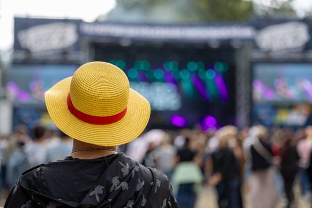 Dritter Tag des Sossenheim Open Air 2026 22.08.2026: Festivalbesucher mit auffälligem Hut. Der dritte und letzte Veranstaltungstag des Sossenheim Open Air (SOOPA) 2026 in Frankfurt-Sossenheim stand im Zeichen von Live-Musik und Unterhaltung. Das ehrenamtlich organisierte Festival verband sein Musikprogramm mit sozialem Engagement und der Unterstützung gemeinnütziger Projekte in der Region. Das 2020 ins Leben gerufene Sossenheim Open Air fand in der Open-Air-Arena am Kerbeplatz statt. Frankfurt am Main Sossenheim Hessen Deutschland *** Day Three of the Sossenheim Open Air 2026, August 22, 2026: A festivalgoer wearing a striking hat. The third and final day of the Sossenheim Open Air (SOOPA) 2026 in Frankfurt-Sossenheim was all about live