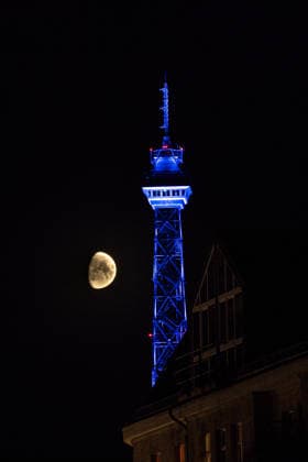 News Bilder des Tages #2 Halbmond hinter dem Funkturm in Berlin. Deutschland, Berlin in der Nacht vom 22. August 2026: Der untergehende Mond neben dem Berliner Funkturm in der Nacht. *** Crescent moon behind the Radio Tower in Berlin, Germany; Berlin on the night of August 22, 2026. The setting moon next to the Berlin Radio Tower at night
