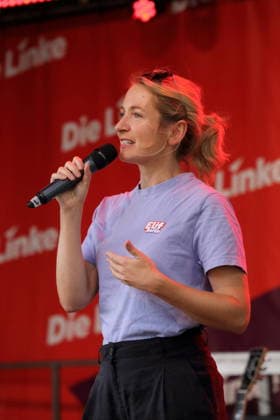 Ines Schwerdtner (Parteivorsitzende) spricht beim Die Linke Sommerfest im Lustgarten in Potsdam, 22. August 2026. Sommerfest Die Linke Potsdam *** Ines Schwerdtner, party chairwoman, speaks at The Left’s summer festival at the Lustgarten in Potsdam, August 22, 2026. The Left’s Summer Festival in Potsdam