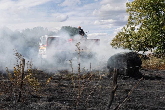 Firefighters Tackle Blaze Near Farm In Epeigne-les-Bois Firefighters tackle a blaze near a farm in Epeigne-les-Bois, Indre-et-Loire, France on August 22, 2026, amid heightened wildfire risks in Touraine following extreme heat, though the incident remains localized compared to larger fires in Gironde. Photo by Pascal Avenet ABACAPRESS.COM Epeigné-les-Bois Indre-et-Loire (37) France  Copyright: xAvenetxPascal ABACAx
