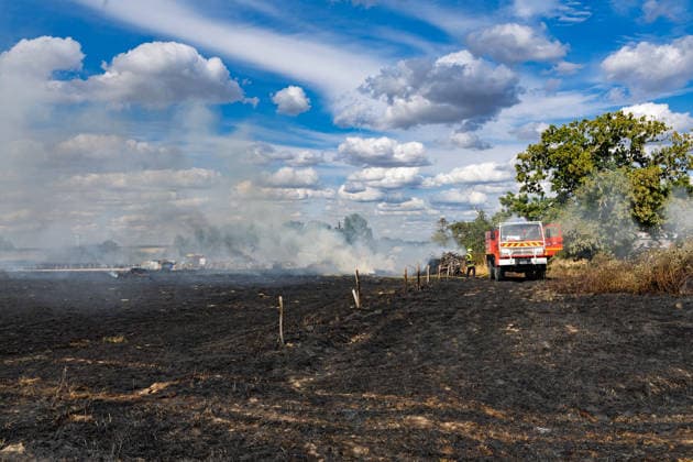 Firefighters Tackle Blaze Near Farm In Epeigne-les-Bois Firefighters tackle a blaze near a farm in Epeigne-les-Bois, Indre-et-Loire, France on August 22, 2026, amid heightened wildfire risks in Touraine following extreme heat, though the incident remains localized compared to larger fires in Gironde. Photo by Pascal Avenet ABACAPRESS.COM Epeigné-les-Bois Indre-et-Loire (37) France  Copyright: xAvenetxPascal ABACAx