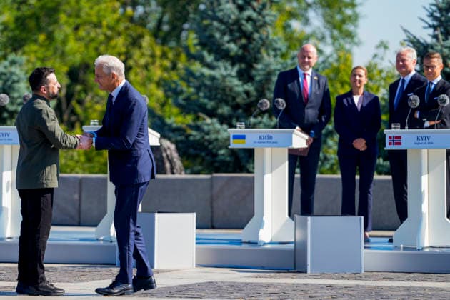 Statsminister i Kyiv Kyiv, Ukraina 20260823. Statsminister Jonas Gahr Store hilser pa Ukrainas president Volodymyr Zelenskyj under en markering av Ukrainas nasjonale flaggdag. Statsministeren er i Kyiv for a delta pa et toppmote med Ukraina og de nordisk-baltiske landene, markere Ukrainas nasjonale flaggdag og moter med ukrainske myndigheter. Foto: Javad Parsa NTB Kyiv Ukraina xhFzTwrfH1c EDITORIAL USE ONLY Ref:_BNC_POLxhFzTwrfH1c.jpg *** Prime Minister in Kyiv, Kyiv, Ukraine 20260823 Prime Minister Jonas Gahr Store greets Ukrainian President Volodymyr Zelenskyy during a celebration of Ukraine’s National Flag Day. The prime minister is in Kyiv to participate in a summit with Ukraine and the Nordic-Baltic countries, to celebrate Ukr  Copyright: xJavadxParsax xNTBx