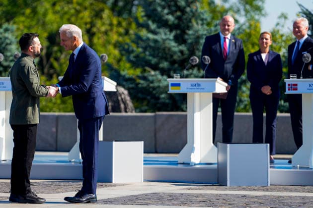Statsminister i Kyiv Kyiv, Ukraina 20260823. Statsminister Jonas Gahr Store hilser pa Ukrainas president Volodymyr Zelenskyj under en markering av Ukrainas nasjonale flaggdag. Statsministeren er i Kyiv for a delta pa et toppmote med Ukraina og de nordisk-baltiske landene, markere Ukrainas nasjonale flaggdag og moter med ukrainske myndigheter. Foto: Javad Parsa NTB Kyiv Ukraina 6ymoM8dIbm4 EDITORIAL USE ONLY Ref:_BNC_POL6ymoM8dIbm4.jpg *** Prime Minister in Kyiv, Ukraine 20260823 Prime Minister Jonas Gahr Store greets Ukrainian President Volodymyr Zelenskyy during a celebration of Ukraine’s National Flag Day. The Prime Minister is in Kyiv to participate in a summit with Ukraine and the Nordic-Baltic countries, to celebrate Ukraine’s  Copyright: xJavadxParsax xNTBx