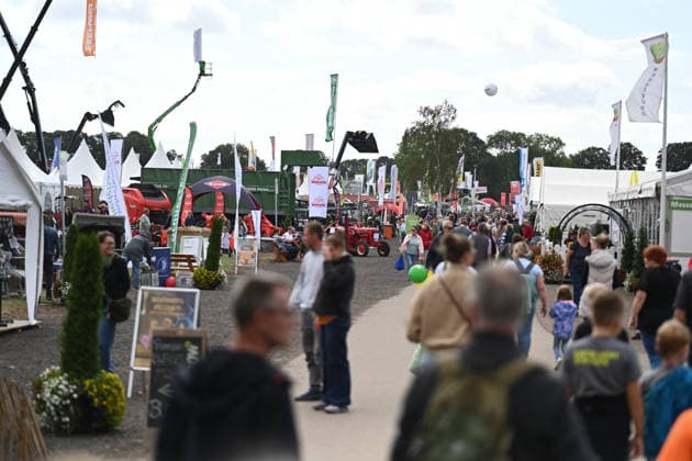 LandTageNord 2026 Die LandtageNord in Oldenburg gelten als größte Landwirtschaftsmesse Norddeutschlands und sind derzeit der zentrale Treffpunkt der Agrarbranche. Bereits an den ersten Öffnungstagen strömten zahlreiche Besucher auf das Messegelände. Landwirte, Aussteller, Fachpublikum und Interessierte informieren sich über moderne Landtechnik, aktuelle Entwicklungen und Trends rund um Landwirtschaft und Agrarwirtschaft. Auch heute und morgen öffnet die Messe noch ihre Tore und macht Oldenburg zum Dreh- und Angelpunkt der norddeutschen Landwirtschaft. Oldenburg Niedersachsen Deutschland *** LandTageNord 2026 The LandtageNord in Oldenburg is considered the largest agricultural trade show in northern Germany and is currently the centr Copyright: xdiebildwerftx