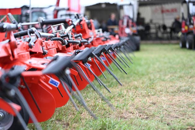LandTageNord 2026 Die LandtageNord in Oldenburg gelten als größte Landwirtschaftsmesse Norddeutschlands und sind derzeit der zentrale Treffpunkt der Agrarbranche. Bereits an den ersten Öffnungstagen strömten zahlreiche Besucher auf das Messegelände. Landwirte, Aussteller, Fachpublikum und Interessierte informieren sich über moderne Landtechnik, aktuelle Entwicklungen und Trends rund um Landwirtschaft und Agrarwirtschaft. Auch heute und morgen öffnet die Messe noch ihre Tore und macht Oldenburg zum Dreh- und Angelpunkt der norddeutschen Landwirtschaft. Oldenburg Niedersachsen Deutschland *** LandTageNord 2026 The LandtageNord in Oldenburg is considered the largest agricultural trade show in northern Germany and is currently the centr Copyright: xdiebildwerftx