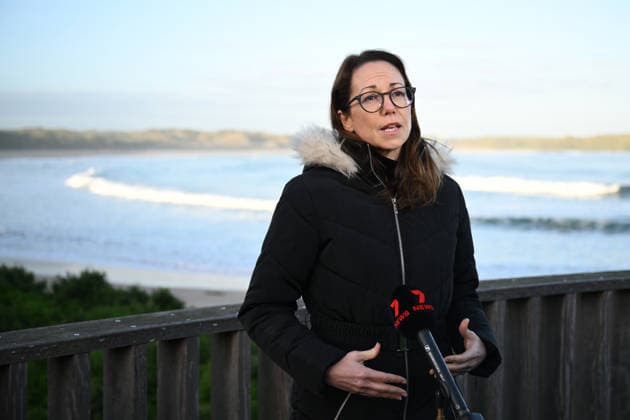 PENGUIN VACCINE PHILLIP ISLAND, Reserve manager at Phillip Island Nature Parks, Ben Thomas speaks to media ahead of the arrival of Little Penguins at Summerlands in Philip Island, Victoria, Sunday, August 23, 2026. Authorities are administering vaccinations to at risk species of birds. ( NO ARCHIVING PHILLIP ISLAND VICTORIA AUSTRALIA  Copyright: xJOELxCARRETTx 20260823120385056550
