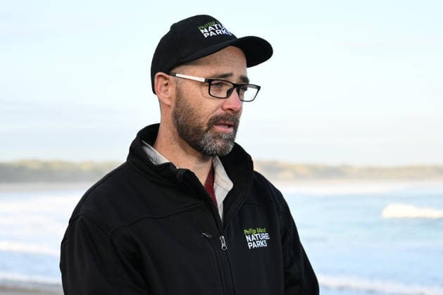 PENGUIN VACCINE PHILLIP ISLAND, Reserve manager at Phillip Island Nature Parks, Ben Thomas speaks to media ahead of the arrival of Little Penguins at Summerlands in Philip Island, Victoria, Sunday, August 23, 2026. Authorities are administering vaccinations to at risk species of birds. ( NO ARCHIVING PHILLIP ISLAND VICTORIA AUSTRALIA  Copyright: xJOELxCARRETTx 20260823157536999566
