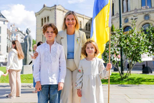 Markering av den ukrainske uavhengighetsdagen i Oslo Oslo 20260823. Guri Melby (V) sammen med Ivan og Polina under markering av den ukrainske uavhengighetsdagen pa Eidsvolls plass utenfor Stortinget i Oslo. Foto: Amanda Pedersen Giske NTB Oslo Norge CmOkfevyEWE EDITORIAL USE ONLY Ref:_BNC_POLCmOkfevyEWE.jpg *** Celebration of Ukrainian Independence Day in Oslo Oslo 20260823 Guri Melby V with Ivan and Polina during the celebration of Ukrainian Independence Day at Eidsvolls plass outside the Storting in Oslo Photo: Amanda Pedersen Giske, NTB, Oslo, Norway CmOkfevyEWE EDITORIAL USE ONLY Ref BNC POLCmOkfevyEWE jpg  Copyright: xAmandaxPedersenxGiskex xNTBx