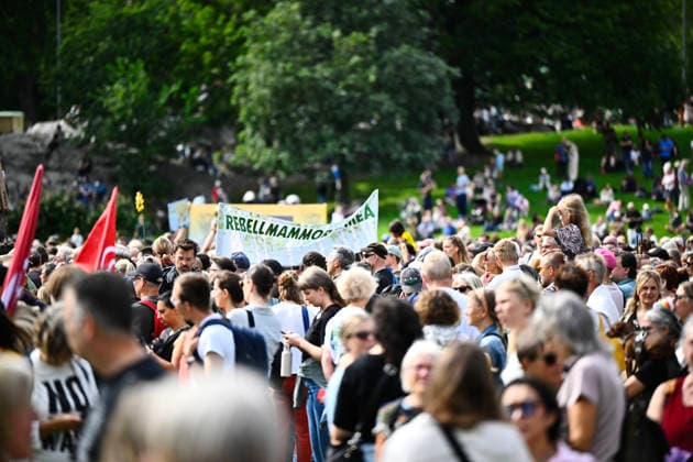 STOCKHOLM, SVERIGE 20260823 Demonstranter samlas i Vasaparken när Naturskyddsföreningen tillsammans med Rebellmammorna, Rebellpapporna och Researchers Desk anordnad en stor klimatdemonstration i Stockholm under söndagen. STOCKHOLM SVERIGE x10430x *** STOCKHOLM, SWEDEN 20260823 Protesters gather in Vasaparken as the Swedish Society for Nature Conservation, together with the Rebel Moms, Rebellpapporna, and Researchers Desk organized a large climate demonstration in Stockholm on Sunday. STOCKHOLM, SWEDEN x10430x  Copyright: xChristinexOlsson TTx KLIMATDEMONSTRATION STOCKHOLM 9zRqP_kfJeU