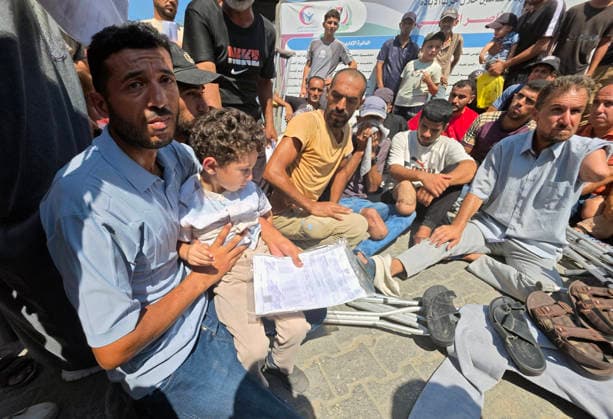 Palestinian Patients Protest for Medical Travel in Khan Younis Palestinian patients and wounded people holding medical referrals take part in a protest at Nasser Medical Complex in Khan Younis, in the southern Gaza Strip, on August 23, 2026, demanding faster procedures to travel abroad for treatment. Participants cite delays in obtaining required approvals and concerns over deteriorating health conditions as they seek specialized medical care outside the Gaza Strip. Photo by Tariq Mohammad APA Images Khan Yunis Gaza Strip Palestinian Territory 230826_Khan_Yunis_TM_02(10) Copyright: xapaimagesxTariqxMohammad xapaimagesx