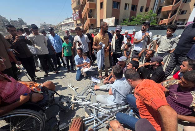 Palestinian Patients Protest for Medical Travel in Khan Younis Palestinian patients and wounded people holding medical referrals take part in a protest at Nasser Medical Complex in Khan Younis, in the southern Gaza Strip, on August 23, 2026, demanding faster procedures to travel abroad for treatment. Participants cite delays in obtaining required approvals and concerns over deteriorating health conditions as they seek specialized medical care outside the Gaza Strip. Photo by Tariq Mohammad APA Images Khan Yunis Gaza Strip Palestinian Territory 230826_Khan_Yunis_TM_02(17) Copyright: xapaimagesxTariqxMohammad xapaimagesx