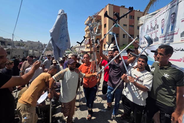Palestinian Patients Protest for Medical Travel in Khan Younis Palestinian patients and wounded people holding medical referrals take part in a protest at Nasser Medical Complex in Khan Younis, in the southern Gaza Strip, on August 23, 2026, demanding faster procedures to travel abroad for treatment. Participants cite delays in obtaining required approvals and concerns over deteriorating health conditions as they seek specialized medical care outside the Gaza Strip. Photo by Tariq Mohammad APA Images Khan Yunis Gaza Strip Palestinian Territory 230826_Khan_Yunis_TM_02(19) Copyright: xapaimagesxTariqxMohammad xapaimagesx