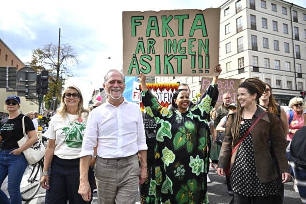 STOCKHOLM, SVERIGE 20260823 Miljöpartiets sprakrör Daniel HelldÃ n och Amanda Lind samt Alice Bah Kuhnke när Naturskyddsföreningen tillsammans med Rebellmammorna, Rebellpapporna och Researchers Desk anordnar en stor klimatdemonstration i Stockholm. STOCKHOLM SVERIGE x10430x *** STOCKHOLM, SWEDEN 20260823 Green Party spokespeople Daniel Helldän and Amanda Lind, along with Alice Bah Kuhnke, when the Swedish Society for Nature Conservation, together with the Rebel Moms, Rebellpapporna, and Researchers Desk organize a major climate demonstration in Stockholm STOCKHOLM, SWEDEN x10430x  Copyright: xChristinexOlsson TTx KLIMATDEMONSTRATION STOCKHOLM Q1BS3bELy-k
