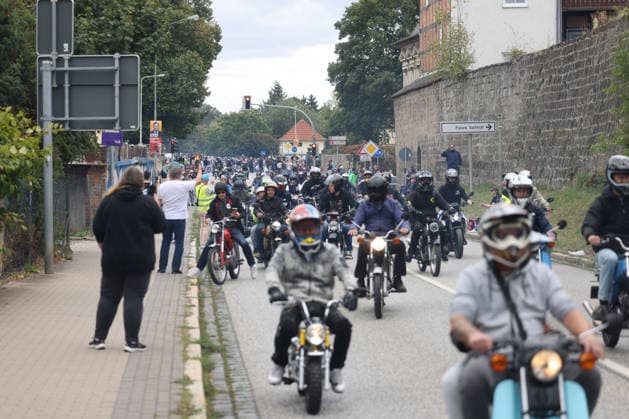Simson-Ausfahrt mit Ulrich Siegmund. Landtagswahlkampf in Sachsen-Anhalt der AfD mit dem Spitzenkandidat Ulrich Siegmund. Die Ausfahrt laeuft (läuft), die Fahrer sind unterwegs. Landtagswahlkampf, AfD, Simson-Ausfahrt am 23.08.2026 in Quedlinburg Deutschland. *** Simson Ride with Ulrich Siegmund: AfD State Election Campaign in Saxony-Anhalt with Lead Candidate Ulrich Siegmund. The ride is underway; the riders are on the road. State election campaign, AfD, Simson ride on August 23, 2026, in Quedlinburg, Germany