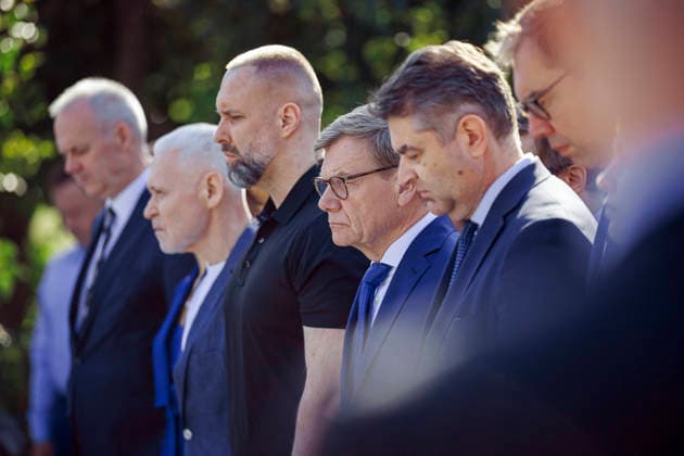 News Bilder des Tages Johann Wadephul (CDU), Bundesaussenminister, nimmt in Charkiw an einer Flaggenzeremonie anlaesslich des Tages der ukrainischen Nationalflagge teil. Charkiw, 23.08.2026. Fotografiert im Auftrag des Auswaertigen Amtes Charkiw Ukraine *** Johann Wadephul (CDU), Federal Minister of Foreign Affairs, takes part in a flag ceremony in Kharkiv to mark Ukrainian National Flag Day. Kharkiv, August 23, 2026. Photographed on behalf of the Federal Foreign Office. Kharkiv, Ukraine Copyright: xThomasxTrutschel AAx