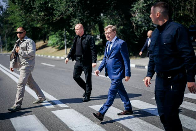 Johann Wadephul (CDU), Bundesaussenminister, laeuft umringt von Sicherheitskraeften durch Charkiw. Charkiw, 23.08.2026. Fotografiert im Auftrag des Auswaertigen Amtes Charkiw Ukraine *** Johann Wadephul, CDU, Federal Minister of Foreign Affairs, walks through Kharkiv surrounded by security personnel. Kharkiv, August 23, 2026. Photographed on behalf of the Federal Foreign Office. Kharkiv, Ukraine Copyright: xThomasxTrutschel AAx