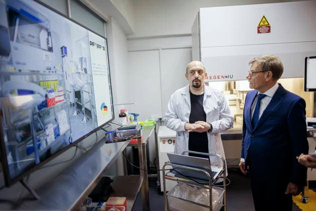 Johann Wadephul (CDU), Bundesaussenminister, besucht die Karasin Universitaet, aufgenommen bei einem Rundgang durch die unterirdischen Raeumlichkeiten der Universitaet mit der Rektorin Tetiana Kahanowska. Charkiw, 23.08.2026. Fotografiert im Auftrag des Auswaertigen Amtes Charkiw Ukraine *** Johann Wadephul (CDU), Federal Minister of Foreign Affairs, visits Karasin University; photographed during a tour of the university’s underground facilities with Rector Tetiana Kahanowska in Kharkiv, August 23, 2026. Photographed on behalf of the Federal Foreign Office in Kharkiv, Ukraine Copyright: xThomasxTrutschel AAx