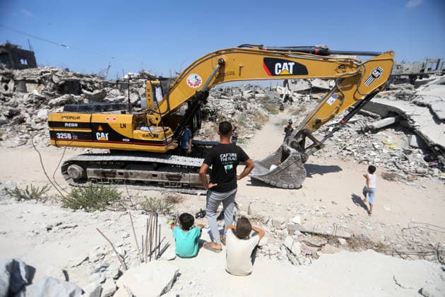 Civil Defense Recovers Bodies from Rubble in Gaza City Palestinian Civil Defense members work to recover bodies from beneath the rubble of the Abu Shamala family home in the Zeitoun neighborhood, east of Gaza City, on August 23, 2026, using a single excavator available to Civil Defense teams in the city. Limited access to equipment and heavy machinery is hampering search and recovery operations and delaying efforts to reach victims and missing people trapped under the rubble. Photo by Bilal Osama apaimages Gaza city Gaza Strip Palestinian Territory 230826_Gaza_BO_00(18) Copyright: xapaimagesxBilalxOsamax xapaimagesx