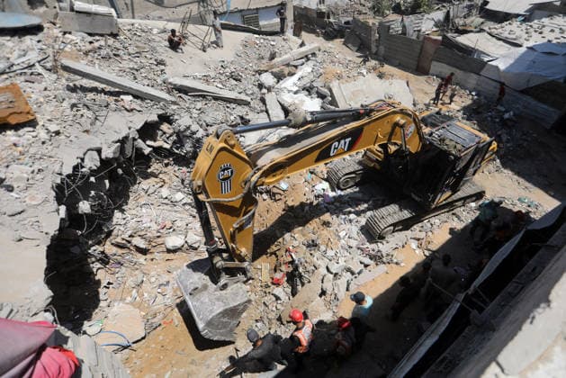 Civil Defense Recovers Bodies from Rubble in Gaza City Palestinian Civil Defense members work to recover bodies from beneath the rubble of the Abu Shamala family home in the Zeitoun neighborhood, east of Gaza City, on August 23, 2026, using a single excavator available to Civil Defense teams in the city. Limited access to equipment and heavy machinery is hampering search and recovery operations and delaying efforts to reach victims and missing people trapped under the rubble. Photo by Bilal Osama apaimages Gaza city Gaza Strip Palestinian Territory 230826_Gaza_BO_00(1) Copyright: xapaimagesxBilalxOsamax xapaimagesx