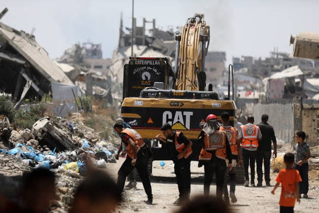 Civil Defense Recovers Bodies from Rubble in Gaza City Palestinian Civil Defense members work to recover bodies from beneath the rubble of the Abu Shamala family home in the Zeitoun neighborhood, east of Gaza City, on August 23, 2026, using a single excavator available to Civil Defense teams in the city. Limited access to equipment and heavy machinery is hampering search and recovery operations and delaying efforts to reach victims and missing people trapped under the rubble. Photo by Bilal Osama apaimages Gaza city Gaza Strip Palestinian Territory 230826_Gaza_BO_00(5) Copyright: xapaimagesxBilalxOsamax xapaimagesx