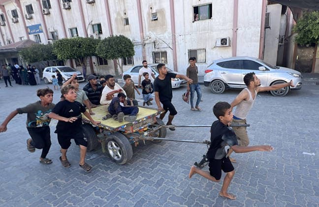 4-year-old child loses life in Israeli attack on Gaza KHAN YUNIS, GAZA, PALESTINE - AUGUST 23: Children transport an injured person on a horse-drawn cart following an Israeli drone strike in Khan Yunis, Gaza, Palestine, on August 23, 2026. Despite the ceasefire, the Israeli army carried out a drone strike in Khan Yunis, with those injured in the attack taken to Nasser Hospital for treatment. Abed Rahim Khatib Anadolu Khan Yunis Gaza. Editorial use only. Please get in touch for any other usage.  Copyright: x2026xAnadoluxAbedxRahimxKhatibx