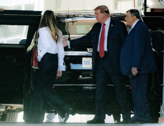 News Bilder des Tages August 23, 2026, Washington, District Of Columbia, USA: United States President Donald J Trump, center, accompanied by Viktor Knavs, right and first lady Melania Trump, left, prepares to depart for the Freedom 250 Grand Prix Race in Washington, DC, USA on Sunday, August 23, 2026. The race is the first ever INDYCAR race held in the nationÃ¢â‚¬â ¢s capital Washington USA - ZUMAs152 20260823_faa_s152_020 Copyright: xRonxSachsx-xPoolxviaxCNPx