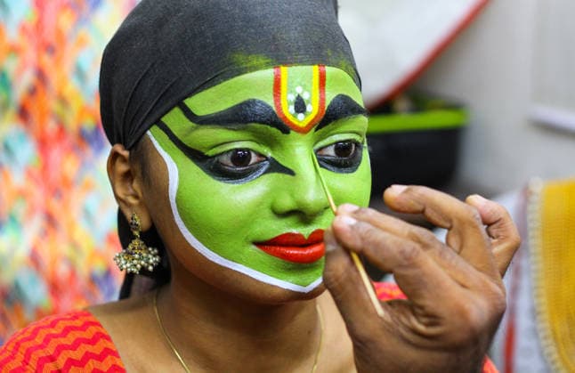 News Bilder des Tages Celebration of Onam festival in Chennai Chennai, Aug 23 (ANI): A man applies makeup on the face of an artist before the performance of Ottamthullal, a lively satirical solo dance-drama from Kerala, ahead of the Onam festival, in Chennai on Sunday. Chennai Tamil Nadu India Copyright: xANIx ANI_20260823285