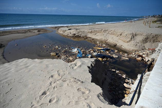 Damage after the storm in Tarragona - 23 Aug 2026 A view of the beach after the storm in Roda de Bera, Tarragona Following the storm in Tarragona, several cars and streets with damage are the result of the heavy downpour that fell on Friday, August 21st. Roda de Berà Spain Copyright: xRamonxCostax xSOPAxImagesx DamageafterthestorminTarragona_ RamonCosta_ RodadeBera_ August_ 23_2026 (18)