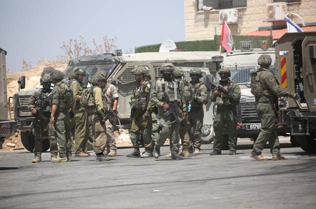 Palestinian-Israeli conflict in Nablus, Palestine - 23 Aug 2026 Israeli soldiers seen gathered during a military operation in the Askar refugee camp. Ajouri was killed during an Israeli military operation in the Askar refugee camp. Israeli forces raided Palestinian shops and homes. A Palestinian medical source reported that a 15-year-old boy was killed by Israeli fire and two others were wounded during stone-throwing clashes in the Askar refugee camp. Nablus Palestine Copyright: xNasserxishatyehx xSOPAxImagesx Nishtayeh167