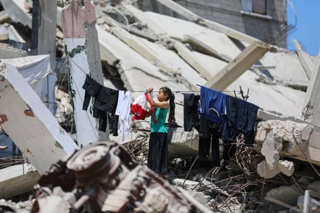 News Bilder des Tages August 24, 2026, Jabalia, Palestine, State of: JABALIA REFUGEE CAMP, NORTHERN GAZA STRIP, PALESTINE, AUGUST 23, 2026: Palestinians live amid the rubble of destroyed homes and extensive damage in Jabalia refugee camp in the northern Gaza Strip, facing difficult living conditions as they seek safety and basic necessities. Jabalia Palestine, State of - ZUMAq101 20260824_zna_q101_014 Copyright: xRamzixAbuxAmerx