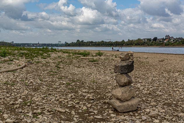 Blick auf das ausgetrocknete Flussbett des Rheins und Porz auf der rechten Rheinseite, gesehen vom Weißer Rheinbogen bei Köln-Sürth. Von den Tiefstständen haben sich die Pegelständde am Rhein inzwischen wieder leicht entfernt. Im Hintergrund ist die Rodenkirchener Brücke zu sehen. Niedrigwasser Rhein *** View of the dried-up riverbed of the Rhine and Porz on the right bank of the Rhine, as seen from the Weißer Rheinbogen near Cologne-Sürth. Water levels on the Rhine have since risen slightly from their lowest points. The Rodenkirchen Bridge can be seen in the background. Low water on the Rhine