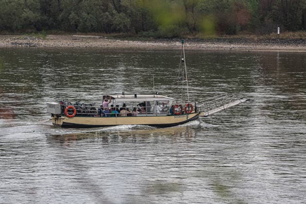 Eine Personenfähre transportiert Fahrgäste auf dem Rhein zwischen Köln-Weiß und Zündorf. Der Betrieb war wegen Niedrigwasser vorübergehend eingetellt worden. Rheinfähre *** A passenger ferry transports passengers on the Rhine between Cologne-Weiß and Zündorf. Service had been temporarily suspended due to low water levels. Rhine ferry