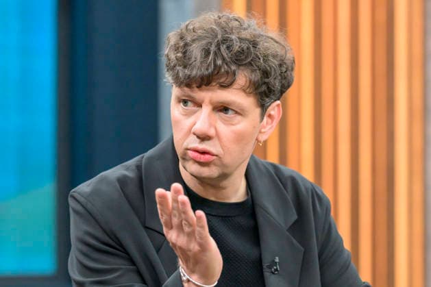 News Bilder des Tages im Bild v.l.: Christian Friedel, Schauspieler, Unterstützer der Kampagne Wahre Heimatliebe ist ¦, GER, Berlin, Studio, zu Gast bei - Caren Miosga, Polittalk, TV, Format, Aufzeichnung, aufgezeichnet, Das Erste, aus Adlershof - am Studio 20, Thema: Ist die Brandmauer noch zu halten? (Im Bezug auf - Die AfD und die Landtagswahl in Sachsen-Anhalt.) 23.08.2026, *** Pictured, from left: Christian Friedel, actor, supporter of the True Love for One s Homeland Is ¦ campaign, GER, Berlin, studio, guest on Caren Miosga’s show, political talk show, TV program, pre-recorded, Das Erste, from Studio 20 in Adlershof, topic: Can the Firewall Still Be Maintained? regarding the AfD and the state election in Saxony-Anhalt on August 23, 2026, Copyright: HMBxMedia UwexKoch