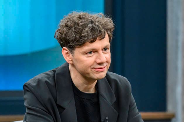 im Bild v.l.: Christian Friedel, Schauspieler, Unterstützer der Kampagne Wahre Heimatliebe ist ¦, GER, Berlin, Studio, zu Gast bei - Caren Miosga, Polittalk, TV, Format, Aufzeichnung, aufgezeichnet, Das Erste, aus Adlershof - am Studio 20, Thema: Ist die Brandmauer noch zu halten? (Im Bezug auf - Die AfD und die Landtagswahl in Sachsen-Anhalt.) 23.08.2026, *** Pictured, from left: Christian Friedel, actor, supporter of the campaign True Love for One’s Homeland Is ¦, GER, Berlin, studio, guest on Caren Miosga’s political talk show, TV program, pre-recorded, Das Erste, from Studio 20 in Adlershof, topic: Can the firewall still be maintained? regarding the AfD and the state election in Saxony-Anhalt on August 23, 2026, Copyright: HMBxMedia UwexKoch