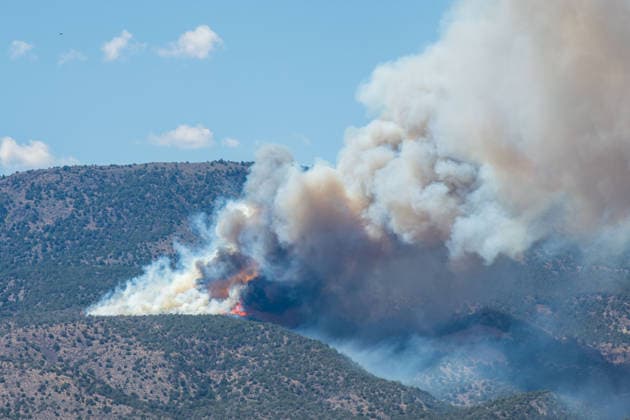 August 23, 2026, Elberta, Utah, USA: Smoke and flames are visible on a hillside as the Big Mountain Fire burns southwest of Elberta, Utah, United States, on August 23, 2026. State and local air and ground resources were deployed to fight the wildland fire, which rapidly reached an estimated 30 acres with zero containment. Elberta USA  - ZUMAm292 20260823_znp_m292_032 Copyright: xCharlesxMcClintockxWilsonx