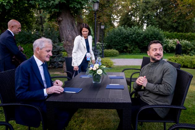 Statsminister i Kyiv Kyiv, Ukraina 20260823. Statsminister Jonas Gahr Store i samtale med Ukrainas president Volodymyr Zelenskyj etter markeringen av Ukrainas nasjonale flaggdag sondag. Statsministeren er i Kyiv for a delta pa et toppmote med Ukraina og de nordisk-baltiske landene, markere Ukrainas nasjonale flaggdag og moter med ukrainske myndigheter. Foto: Javad Parsa NTB Kyiv Ukraina 8NDB_xakY34 EDITORIAL USE ONLY Ref:_BNC_POL8NDB_xakY34.jpg *** Prime Minister in Kyiv, Ukraine 20260823 Prime Minister Jonas Gahr Store in conversation with Ukrainian President Volodymyr Zelenskyy following the celebration of Ukraine’s National Flag Day on Sunday. The Prime Minister is in Kyiv to participate in a summit with Ukraine and the Nordic-B  Copyright: xJavadxParsax xNTBx