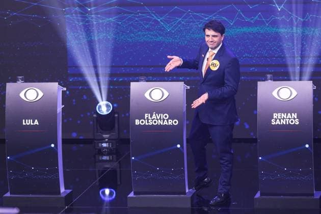 Band hosts the first presidential debate without Lula and Flavio Bolsonaro. Sao Paulo, SP. 08 23 2026 - Presidential Debate - Candidates Renan Santos (Mission) mocks the absence of Luiz Inacio Lula da Silva (PT) and Flavio Bolsonaro (PL) from the first debate of the presidential election race, promoted by TV Bandeirantes, at the station s headquarters in the southern zone of Sao Paulo, this Sunday, August 23, 2026.(Foto: Marina Uezima Brazil Photo Press Brazil Photo Press) INTERNATIONAL Sao Paulo Sao Paulo Brasil Copyright: xMarinaxUezimax