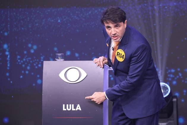 Band hosts the first presidential debate without Lula and Flavio Bolsonaro. Sao Paulo, SP. 08 23 2026 - Presidential Debate - Candidate Renan Santos (Mission) points to the empty podium of President Luiz Inacio Lula da Silva (PT) during the first debate of the presidential election race, promoted by TV Bandeirantes, at the station s headquarters in the southern zone of Sao Paulo, this Sunday, August 23, 2026.(Foto: Marina Uezima Brazil Photo Press Brazil Photo Press) INTERNATIONAL Sao Paulo Sao Paulo Brasil Copyright: xMarinaxUezimax