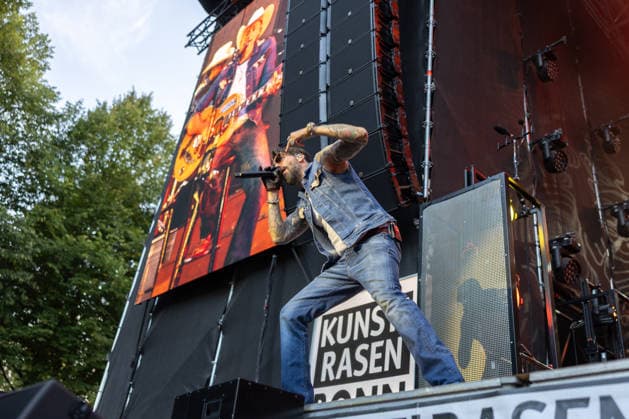 Konzert von The BossHoss auf dem Kunst!Rasen Bonn - 23.08.26 Alec VOELKL (Boss Burns) - Die Berliner Country-Rock-Band The BossHoss beim Open-Air-Live-Auftritt auf dem Kunst!Rasen Bonn. Bonn Gronau Nordrhein-Westfalen Deutschland *** The BossHoss concert at the Kunst Rasen in Bonn on August 23, 2026, featuring Alec VOELKL and Boss Burns. The Berlin-based country rock band The BossHoss performing live at the open-air concert at the Kunst Rasen in Bonn, Bonn-Gronau, North Rhine-Westphalia, Germany Copyright: xMarcxJohnx