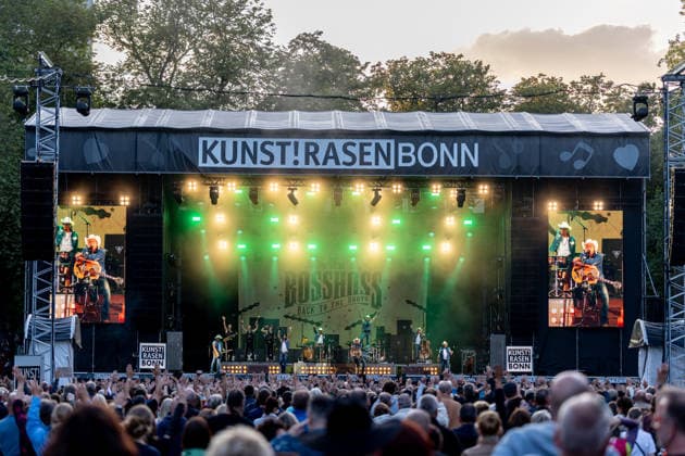Konzert von The BossHoss auf dem Kunst!Rasen Bonn - 23.08.26 Die Berliner Country-Rock-Band The BossHoss beim Open-Air-Live-Auftritt auf dem Kunst!Rasen Bonn. Bonn Gronau Nordrhein-Westfalen Deutschland *** The BossHoss Concert at Kunst Rasen Bonn, August 23, 2026: The Berlin-based country rock band The BossHoss performing live outdoors at Kunst Rasen Bonn, Bonn, Gronau, North Rhine-Westphalia, Germany Copyright: xMarcxJohnx