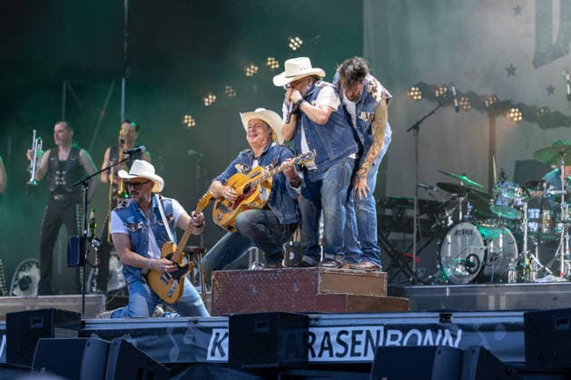 Konzert von The BossHoss auf dem Kunst!Rasen Bonn - 23.08.26 Stefan BÜHLER (Russ T. Rocket) Sascha VOLLMER (Hoss Power), Malcom Arison (Hank Williamson) und Alec VOELKL (Boss Burns)- Die Berliner Country-Rock-Band The BossHoss beim Open-Air-Live-Auftritt auf dem Kunst!Rasen Bonn. Bonn Gronau Nordrhein-Westfalen Deutschland *** The BossHoss concert at Kunst Rasen Bonn, August 23, 2026 Stefan BÜHLER, Russ T Rocket, Sascha VOLLMER, Hoss Power, Malcom Arison, Hank Williamson, and Alec VOELKL, Boss Burns—The Berlin-based country rock band The BossHoss performing a live open-air show at the Kunst Rasen in Bonn, Bonn, Gronau, North Rhine-Westphalia, Germany Copyright: xMarcxJohnx