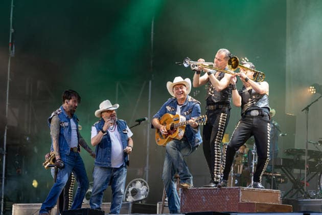 Konzert von The BossHoss auf dem Kunst!Rasen Bonn - 23.08.26 Stefan BÜHLER (Russ T. Rocket) Sascha VOLLMER (Hoss Power), Malcom Arison (Hank Williamson) und Alec VOELKL (Boss Burns)- Die Berliner Country-Rock-Band The BossHoss beim Open-Air-Live-Auftritt auf dem Kunst!Rasen Bonn. Bonn Gronau Nordrhein-Westfalen Deutschland *** The BossHoss concert at Kunst Rasen Bonn, August 23, 2026 Stefan BÜHLER, Russ T Rocket, Sascha VOLLMER, Hoss Power, Malcom Arison, Hank Williamson, and Alec VOELKL, Boss Burns—The Berlin-based country rock band The BossHoss during their open-air live performance at the Kunst Rasen in Bonn, Bonn, Gronau, North Rhine-Westphalia, Germany Copyright: xMarcxJohnx