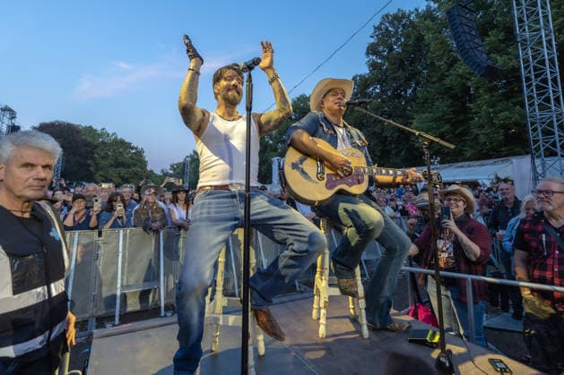 Konzert von The BossHoss auf dem Kunst!Rasen Bonn - 23.08.26 Stage B im Publikum: Alec VOELKL (Boss Burns) und Sascha VOLLMER (Hoss Power) - Die Berliner Country-Rock-Band The BossHoss beim Open-Air-Live-Auftritt auf dem Kunst!Rasen Bonn. Bonn Gronau Nordrhein-Westfalen Deutschland *** The BossHoss concert at the Kunst Rasen in Bonn on August 23, 2026, Stage B; in the audience: Alec VOELKL, Boss Burns, and Sascha VOLLMER, Hoss Power. The Berlin country rock band The BossHoss performing live at the open-air concert at the Kunst Rasen in Bonn, Bonn-Gronau, North Rhine-Westphalia, Germany Copyright: xMarcxJohnx