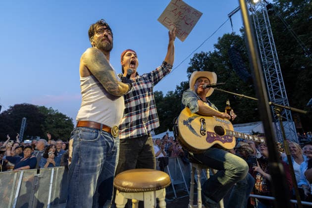 Konzert von The BossHoss auf dem Kunst!Rasen Bonn - 23.08.26 Stage B im Publikum: Alec VOELKL (Boss Burns) und Sascha VOLLMER (Hoss Power) - Die Berliner Country-Rock-Band The BossHoss beim Open-Air-Live-Auftritt auf dem Kunst!Rasen Bonn. Bonn Gronau Nordrhein-Westfalen Deutschland *** The BossHoss concert at the Kunst Rasen in Bonn on August 23, 2026, Stage B; in the audience: Alec VOELKL, Boss Burns, and Sascha VOLLMER, Hoss Power. The Berlin country rock band The BossHoss performing live at the open-air concert at the Kunst Rasen in Bonn, Bonn-Gronau, North Rhine-Westphalia, Germany Copyright: xMarcxJohnx
