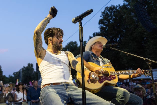 Konzert von The BossHoss auf dem Kunst!Rasen Bonn - 23.08.26 Stage B im Publikum: Alec VOELKL (Boss Burns) und Sascha VOLLMER (Hoss Power) - Die Berliner Country-Rock-Band The BossHoss beim Open-Air-Live-Auftritt auf dem Kunst!Rasen Bonn. Bonn Gronau Nordrhein-Westfalen Deutschland *** The BossHoss concert at the Kunst Rasen in Bonn on August 23, 2026, Stage B; in the audience: Alec VOELKL, Boss Burns, and Sascha VOLLMER, Hoss Power. The Berlin country rock band The BossHoss performing live at the open-air concert at the Kunst Rasen in Bonn, Bonn-Gronau, North Rhine-Westphalia, Germany Copyright: xMarcxJohnx