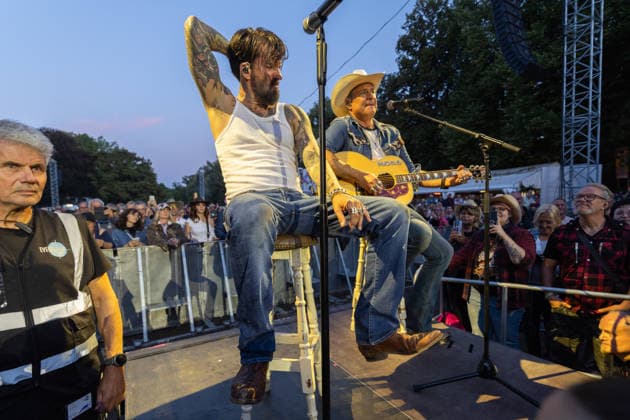 Konzert von The BossHoss auf dem Kunst!Rasen Bonn - 23.08.26 Stage B im Publikum: Alec VOELKL (Boss Burns) und Sascha VOLLMER (Hoss Power) - Die Berliner Country-Rock-Band The BossHoss beim Open-Air-Live-Auftritt auf dem Kunst!Rasen Bonn. Bonn Gronau Nordrhein-Westfalen Deutschland *** The BossHoss concert at the Kunst Rasen in Bonn on August 23, 2026, Stage B; in the audience: Alec VOELKL, Boss Burns, and Sascha VOLLMER, Hoss Power. The Berlin country rock band The BossHoss performing live at the open-air concert at the Kunst Rasen in Bonn, Bonn-Gronau, North Rhine-Westphalia, Germany Copyright: xMarcxJohnx