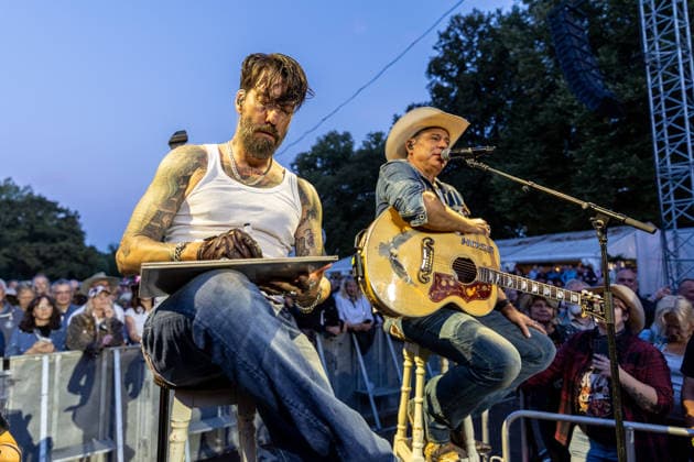 Konzert von The BossHoss auf dem Kunst!Rasen Bonn - 23.08.26 Stage B im Publikum: Alec VOELKL (Boss Burns) und Sascha VOLLMER (Hoss Power) - Die Berliner Country-Rock-Band The BossHoss beim Open-Air-Live-Auftritt auf dem Kunst!Rasen Bonn. Bonn Gronau Nordrhein-Westfalen Deutschland *** The BossHoss concert at the Kunst Rasen in Bonn on August 23, 2026, Stage B; in the audience: Alec VOELKL, Boss Burns, and Sascha VOLLMER, Hoss Power. The Berlin country rock band The BossHoss performing live at the open-air concert at the Kunst Rasen in Bonn, Bonn-Gronau, North Rhine-Westphalia, Germany Copyright: xMarcxJohnx